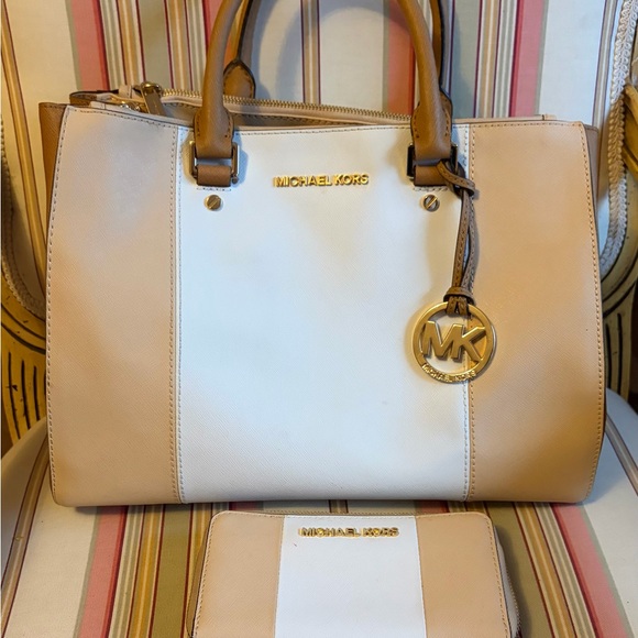 Michael Kors Tan and White Color Block Sutton Bag Set - Picture 4 of 9